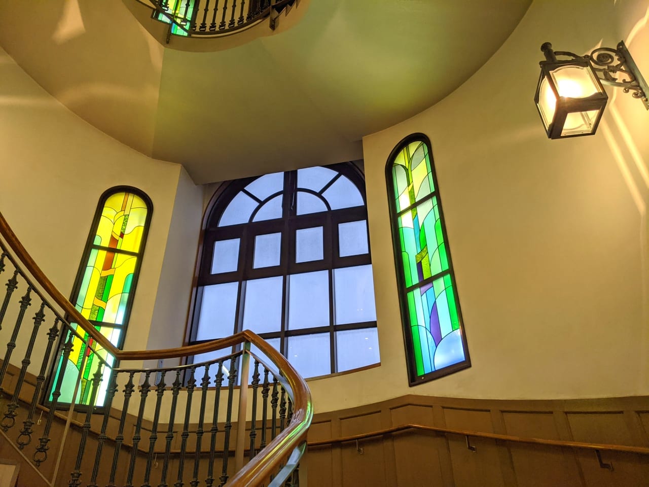 江東区深川図書館の館内にある螺旋階段とステンドグラス
