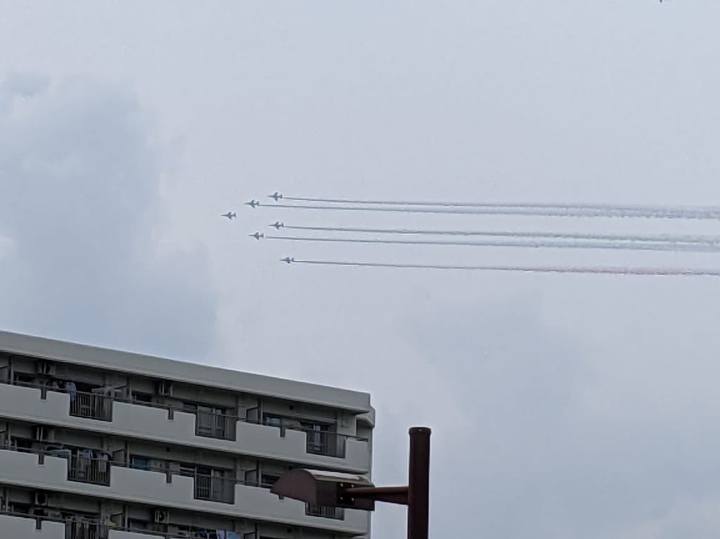 都内を上空するブルーインパルス