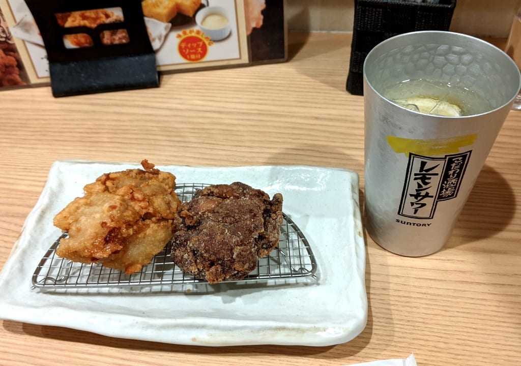 から揚げの天才住吉店のから揚げとレモンサワー