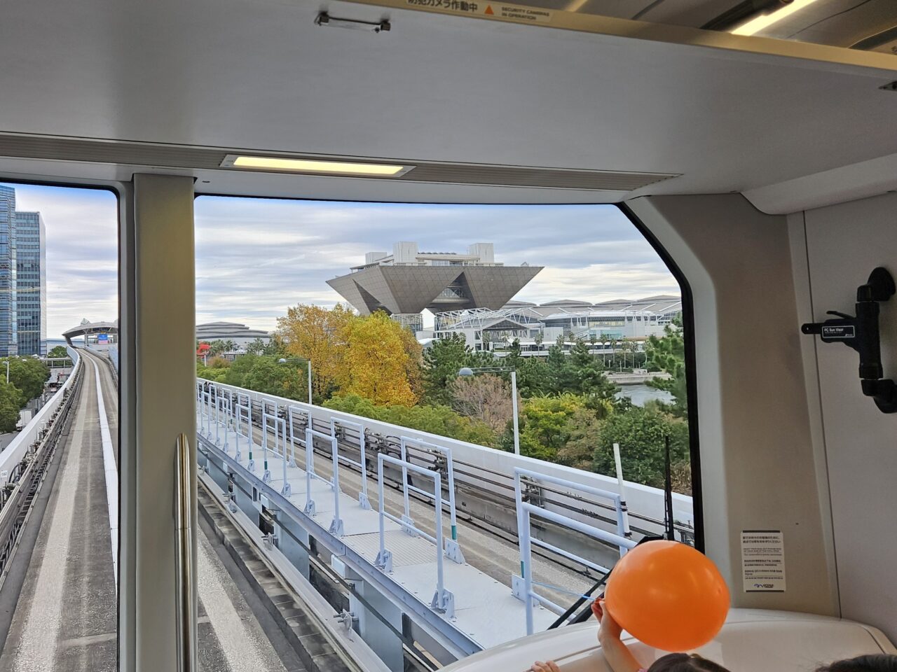 ゆりかもめ線東京ビッグサイト駅へ向かう