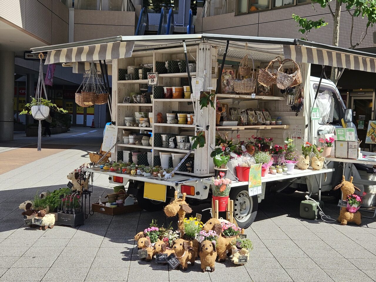 お花のセレクトショップカー、ハミングポットの豊洲駅前出店