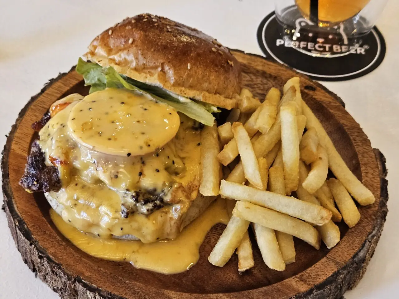 PERFECT BEER LABOのランチチーズバーガー