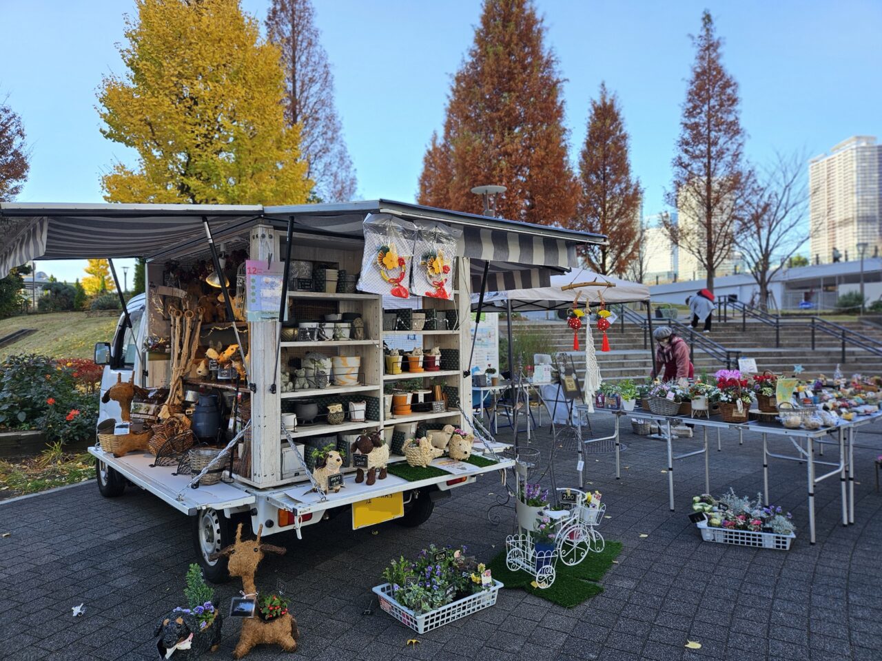 お花のセレクトショップカー、ハミングポットの豊洲公園出店の様子