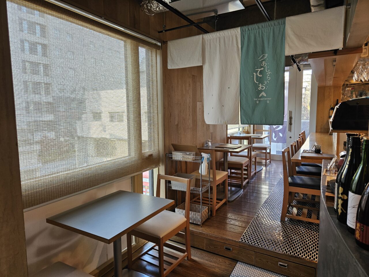 一棟型フードホールTSUMUJI Monnakaの店内