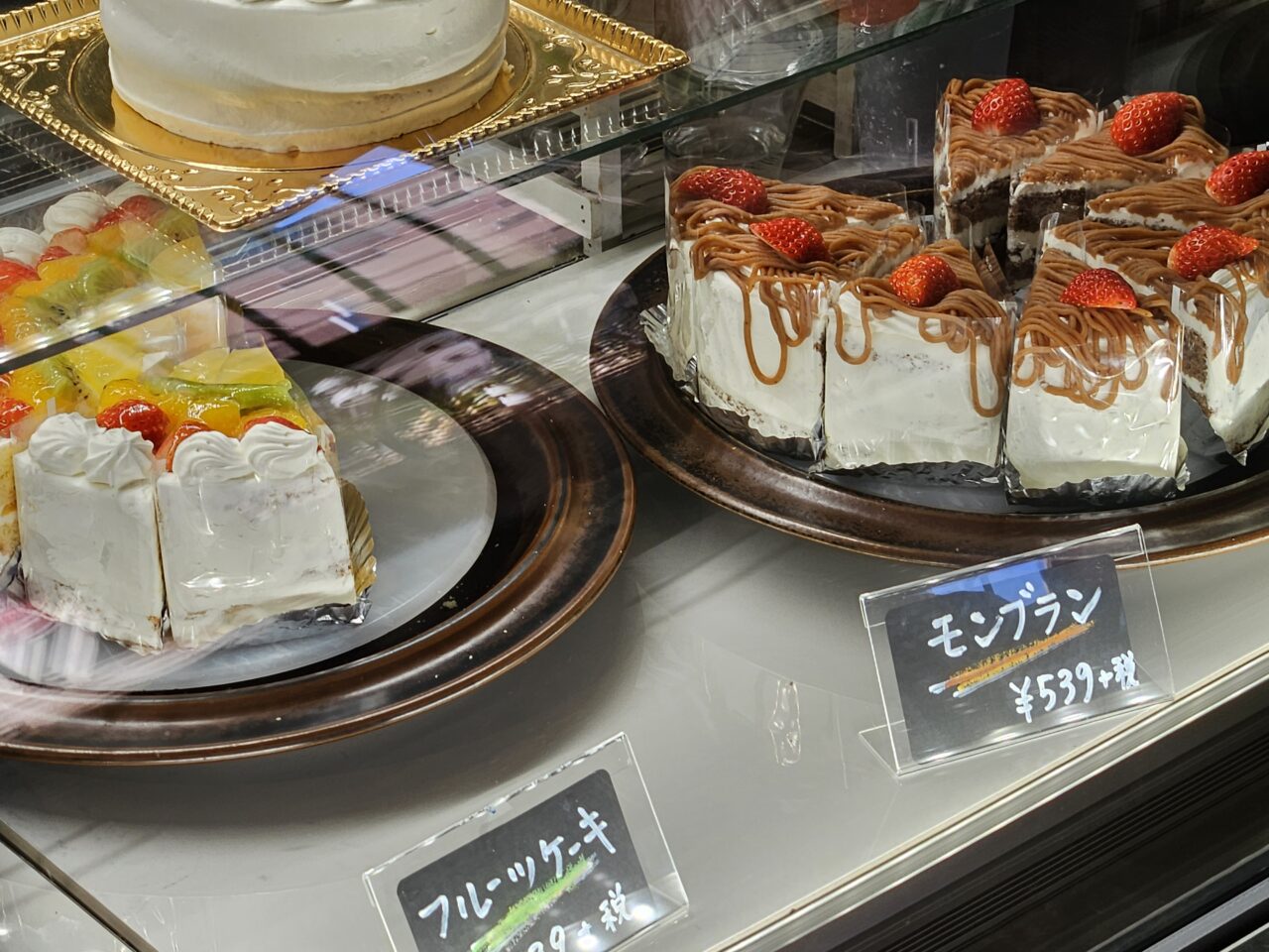 閉店するナカイチ珈琲のショーケース