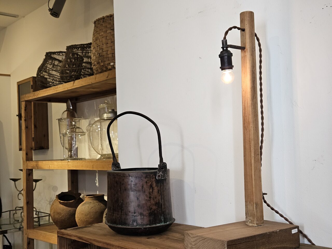 古家具古道具のお店、白灯舎