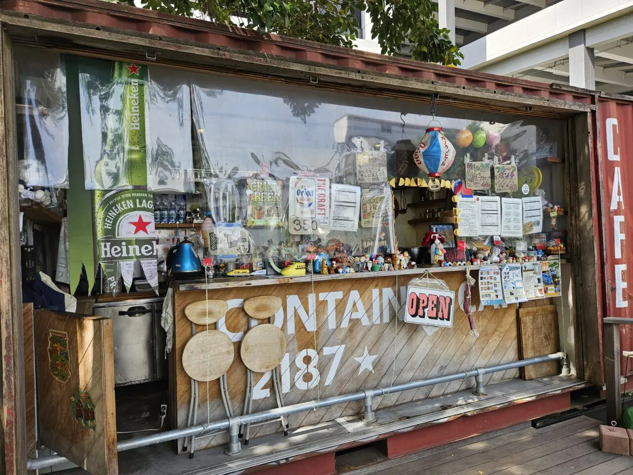 CONTAINER CAFE 2187のウッドデッキでランチ