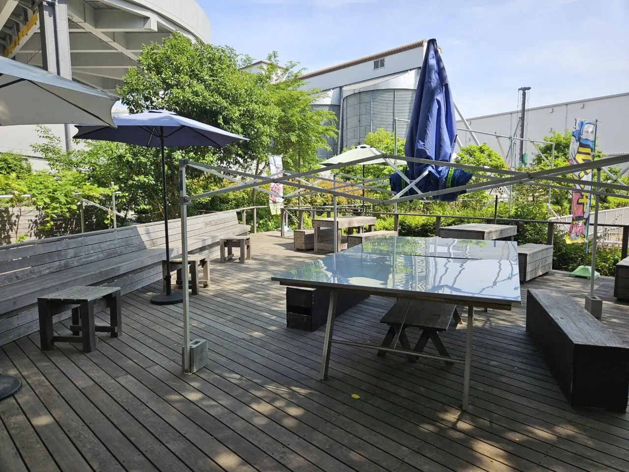 CONTAINER CAFE 2187のウッドデッキでランチ