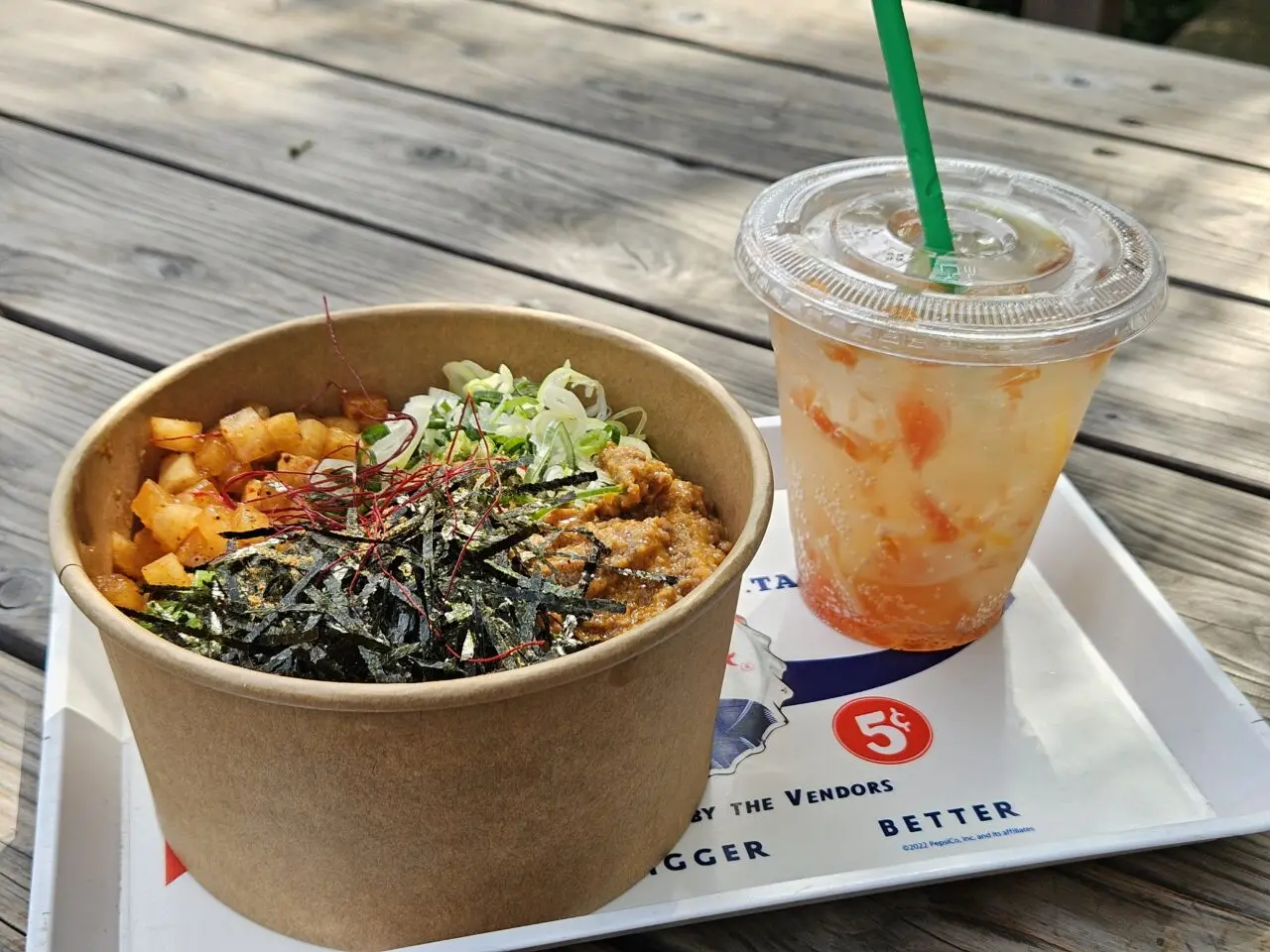 CONTAINER CAFE 2187のウッドデッキでランチ