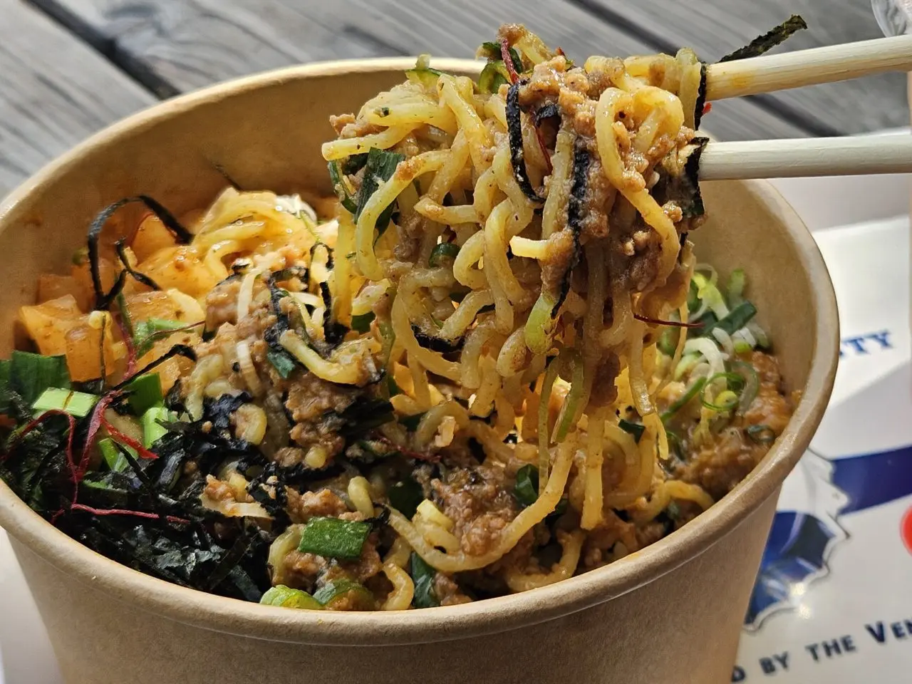 CONTAINER CAFE 2187のウッドデッキでランチ