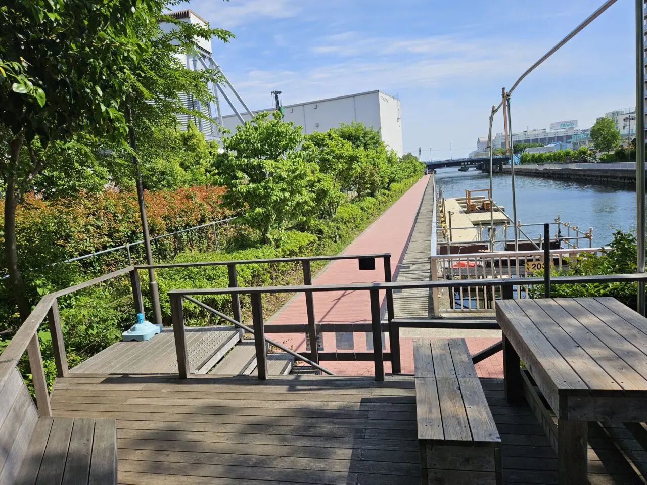CONTAINER CAFE 2187のウッドデッキでランチ