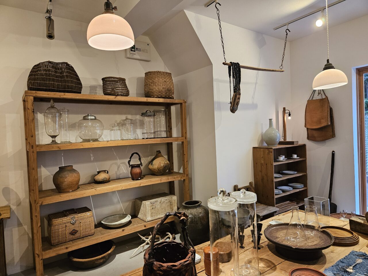 古家具古道具のお店、白灯舎