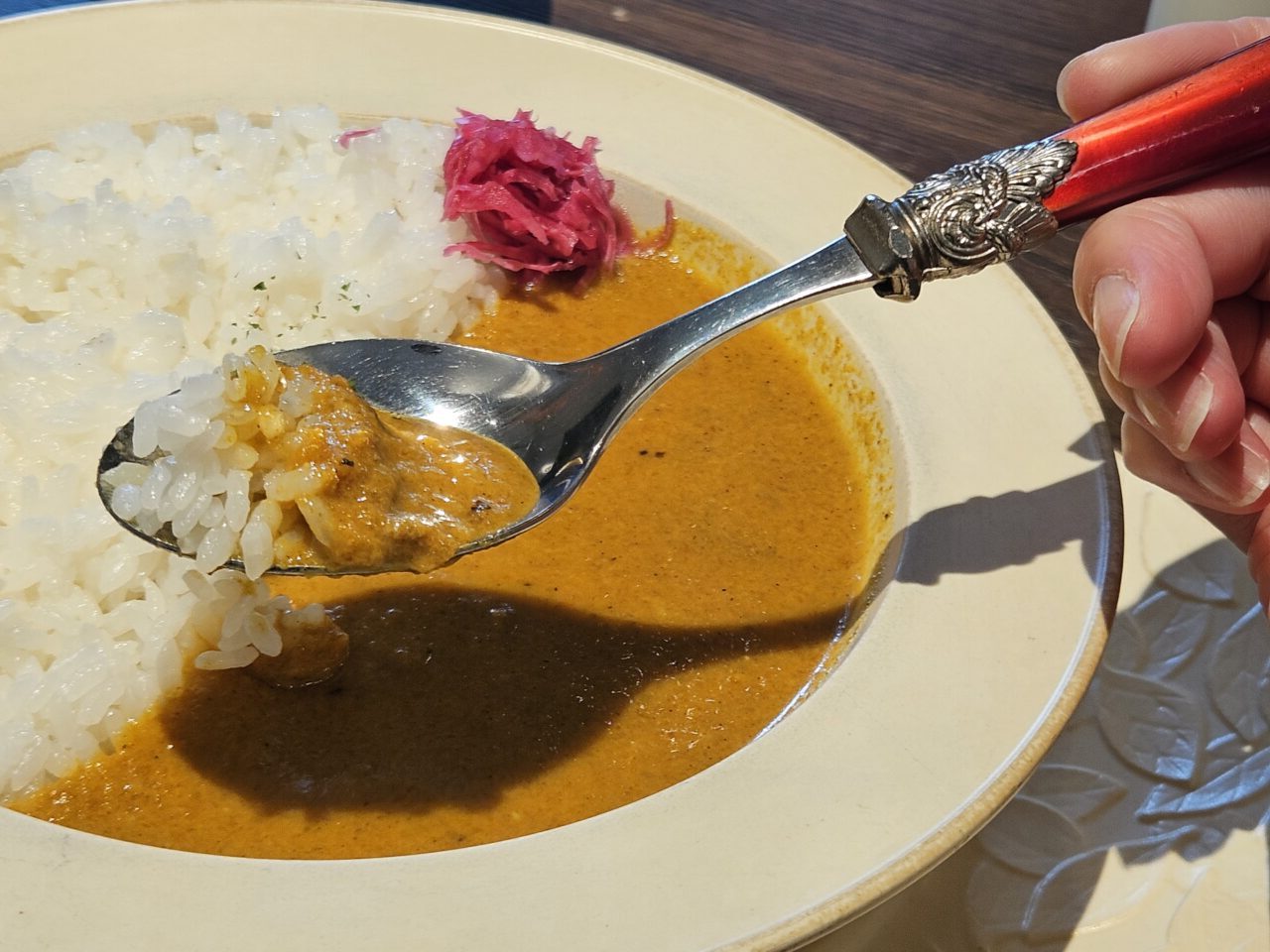 好きなスプーンを選んでカレーを食べられます
