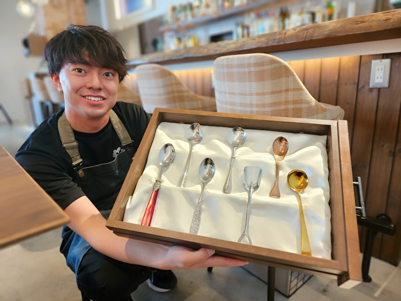 好きなスプーンを選んでカレーを食べられます