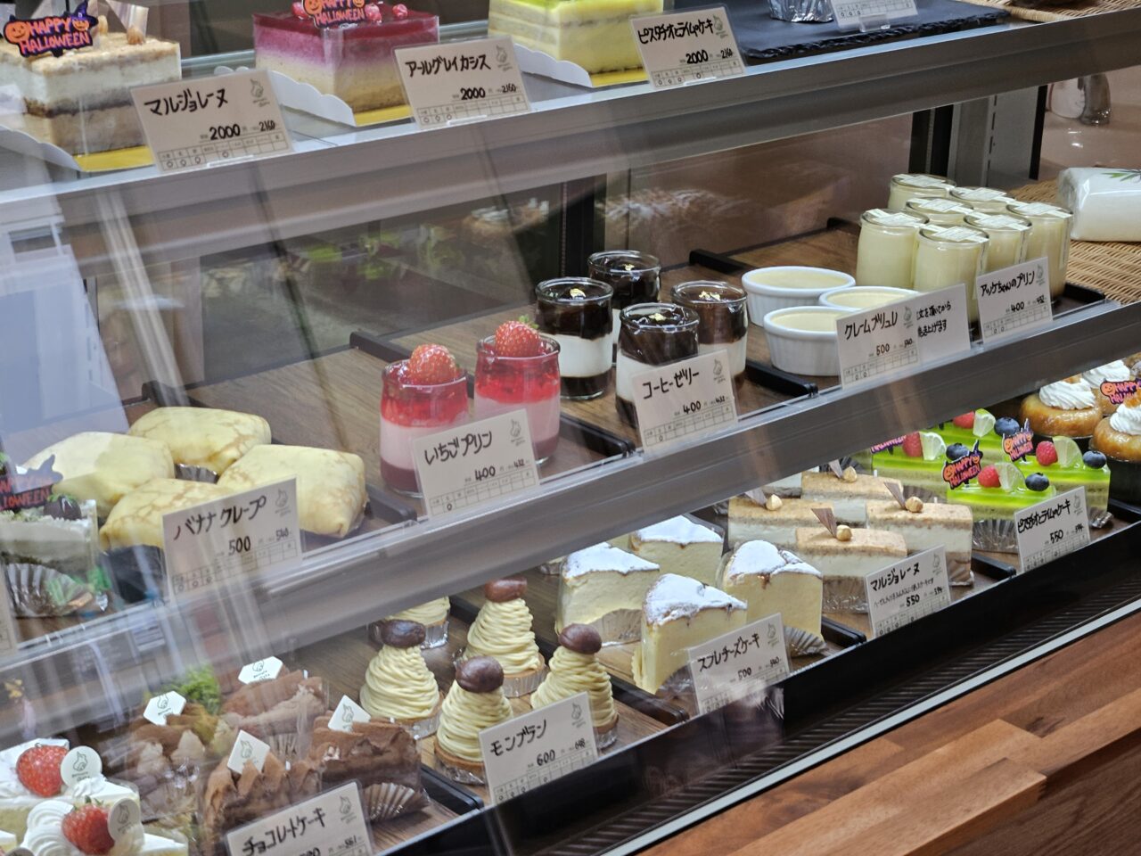 パティスリー アッケのケーキをイートインで