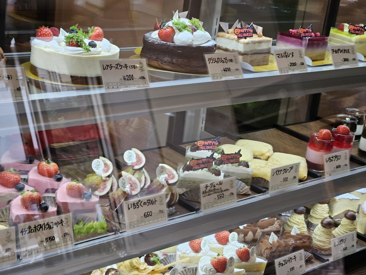 パティスリー アッケのケーキをイートインで