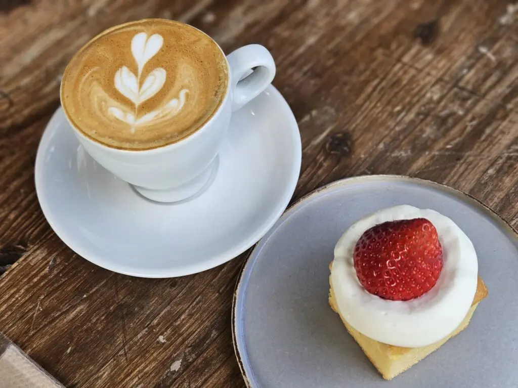 人情深川ご利益通りの「monzcafe」へ