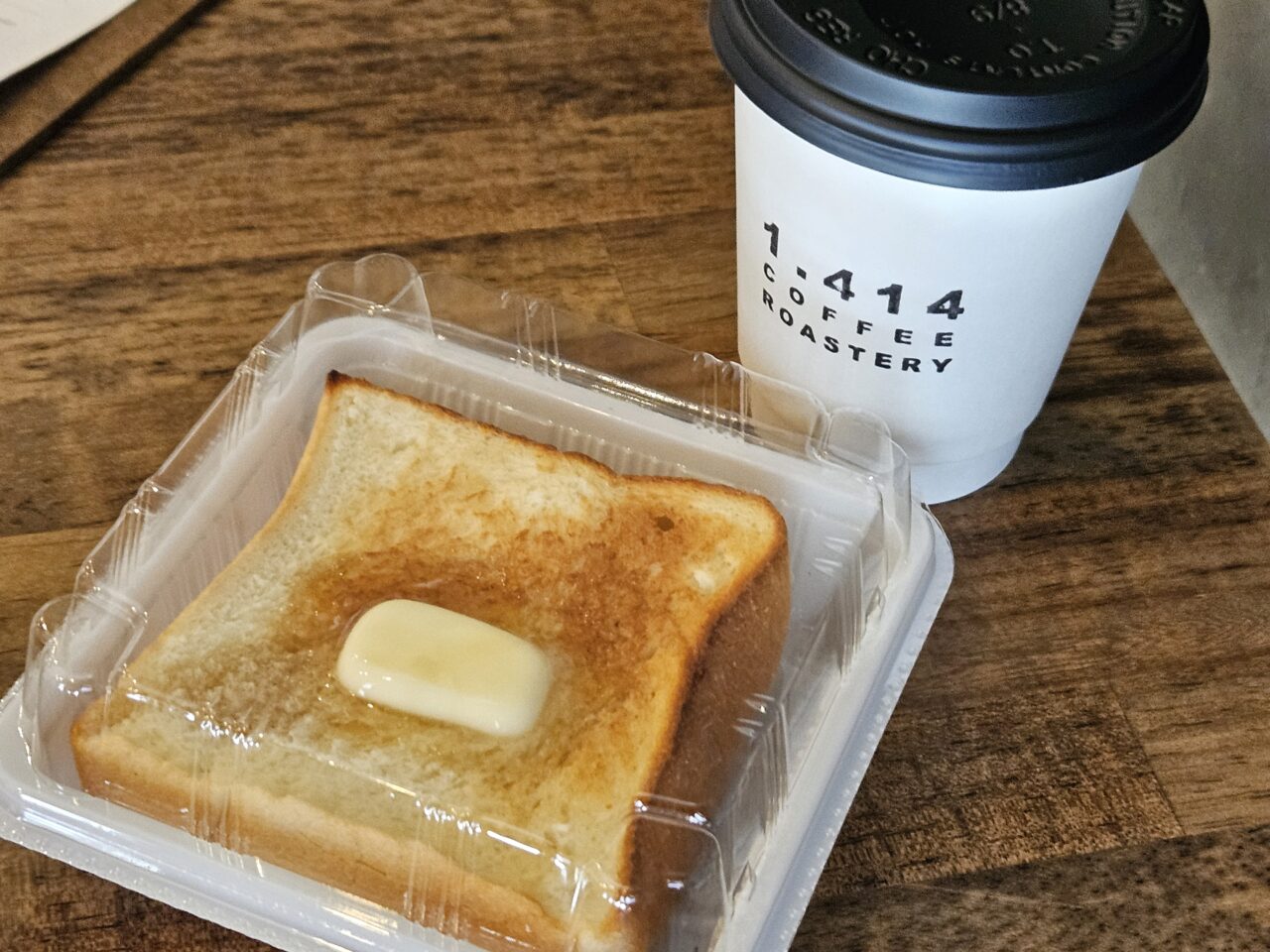 1.414 Coffee Roastery のコーヒーとトースト