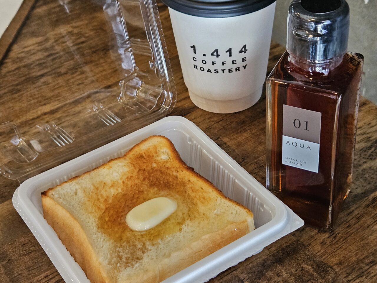 1.414 Coffee Roastery のコーヒーとトースト
