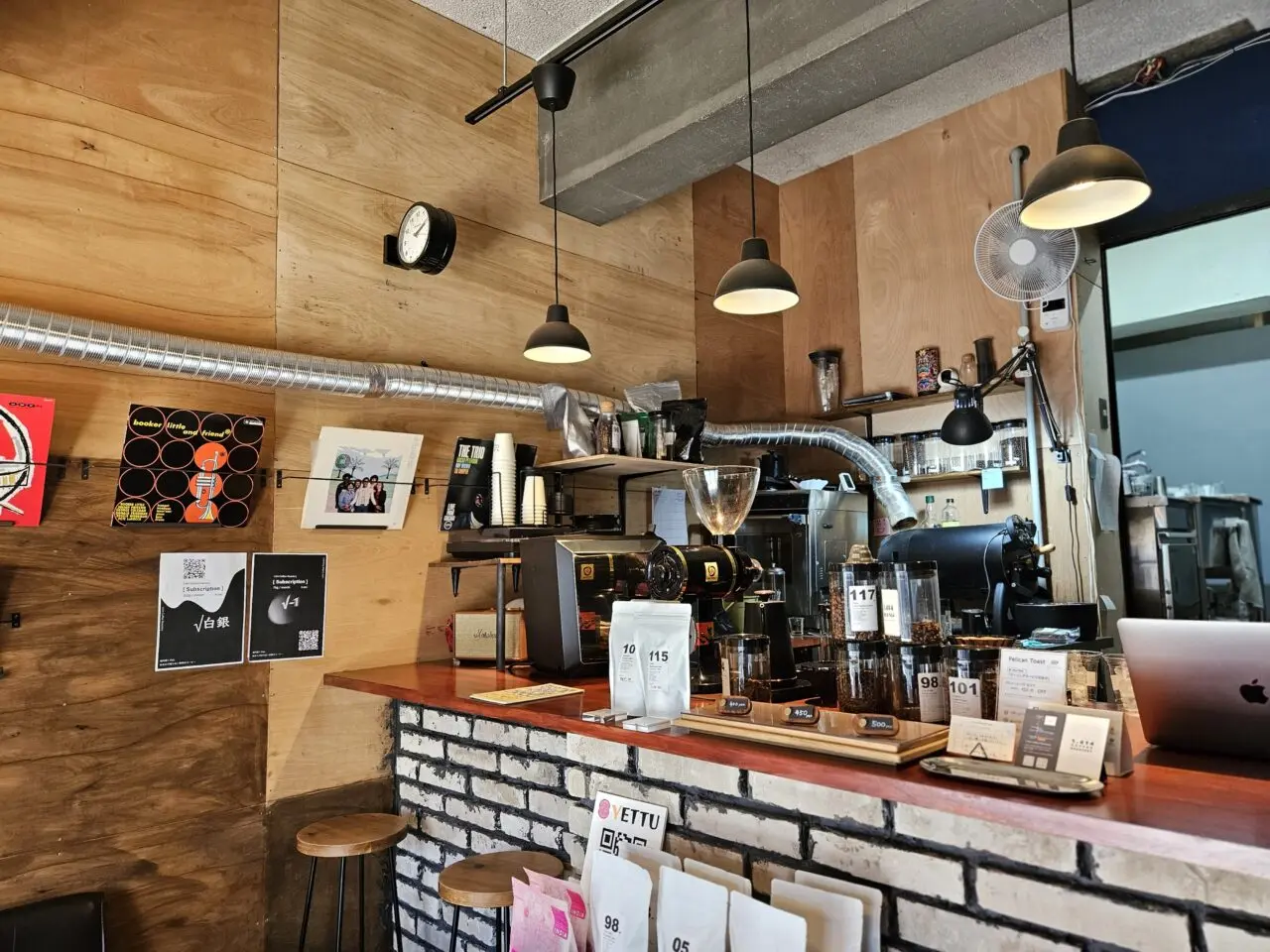 1.414 Coffee Roastery のコーヒーとトースト