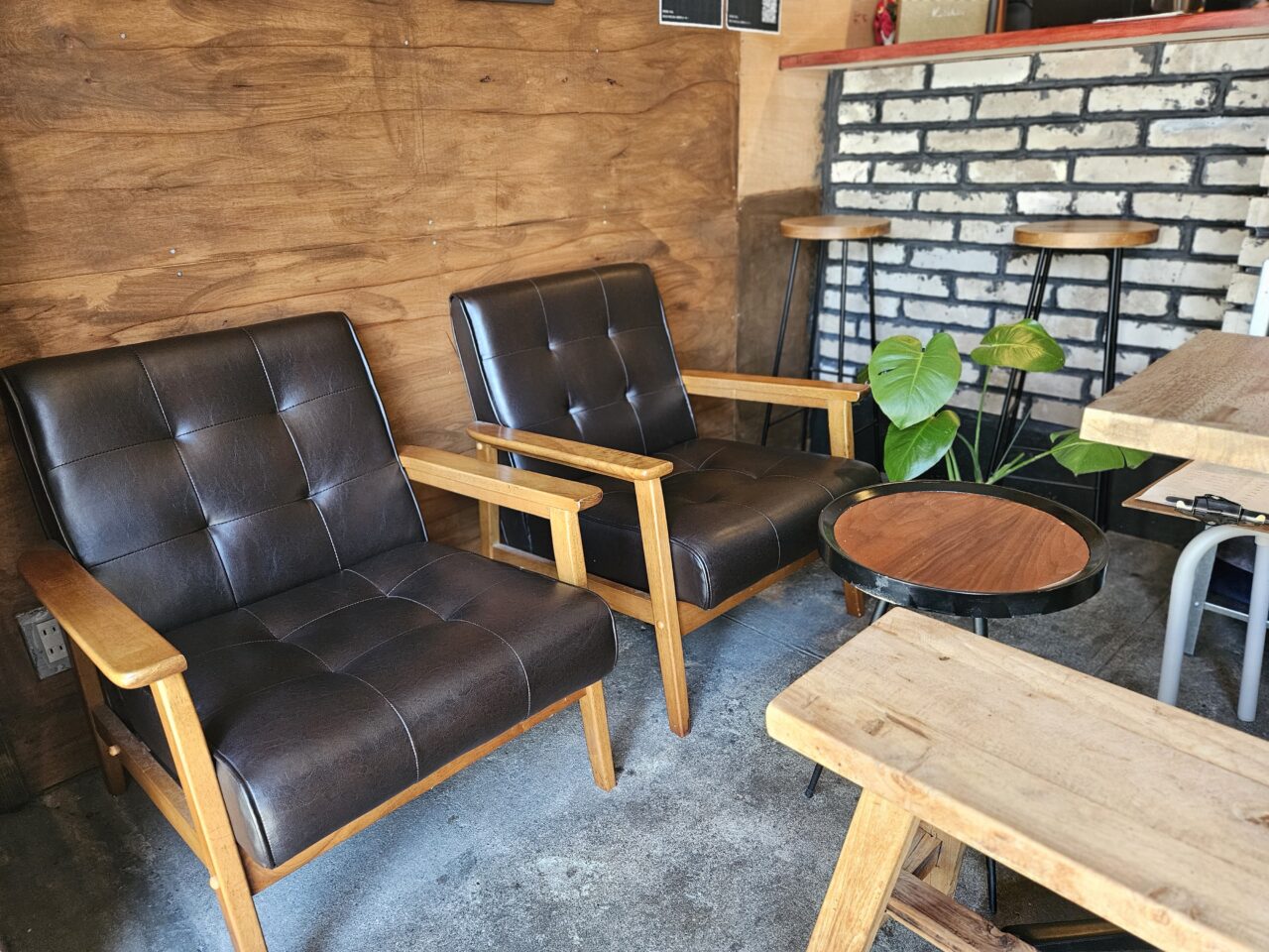 1.414 Coffee Roastery のコーヒーとトースト