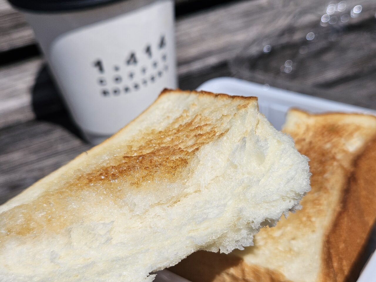 1.414 Coffee Roastery のコーヒーとトースト