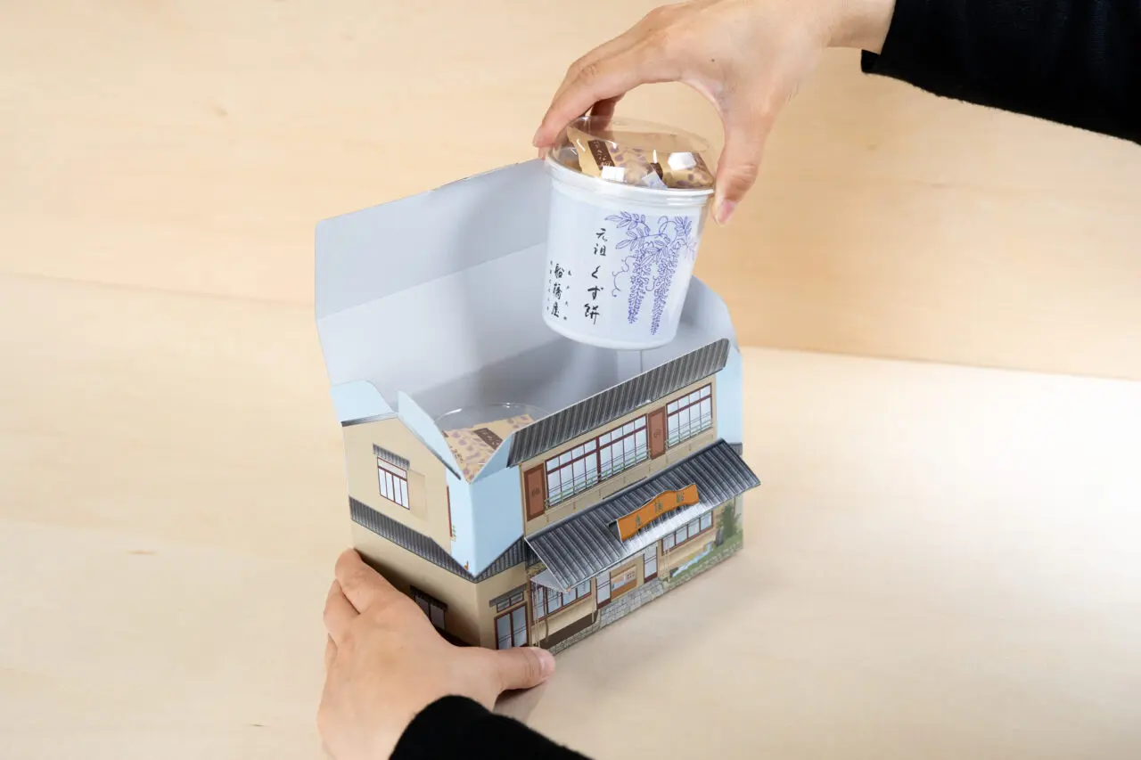 船橋屋本店デザイン箱入りのくず餅を販売中
