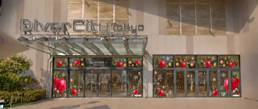 ダイバーシティ東京 プラザでリンゴモチーフのクリスマス装飾