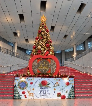 ダイバーシティ東京 プラザでリンゴモチーフのクリスマス装飾